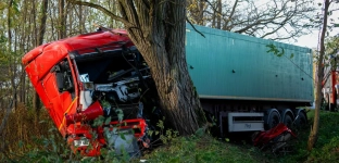 Samochód ciężarowy uderzył w drzewo. Droga jest zablokowana