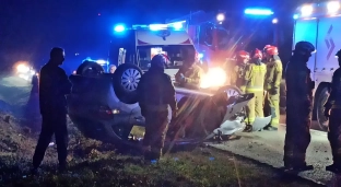 Dachowanie na drodze nr 346. Kierowca trafił do szpitala