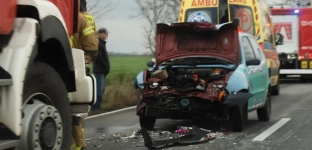 Fiat najechał na tył lawety. Pasażerka trafiła do szpitala