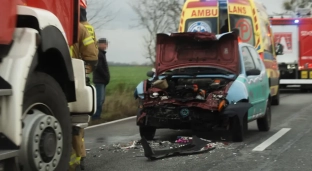 Fiat najechał na tył lawety. Pasażerka trafiła do szpitala