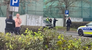 Pociął swoje ciało i przyłożył kawałek szkła do szyi. Akcja policji na Placu Zamkowym