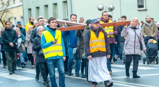 Ponieśli krzyż ulicami miasta [ZDJĘCIA]