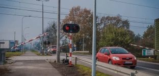 Ta inwestycja kosztowała sporo pracy, ale się udało! Będzie chodnik po prawej stronie przejazdu kolejowego