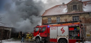 Duże zadymienie na ulicy Dzierżonia. Strażacy walczą z pożarem