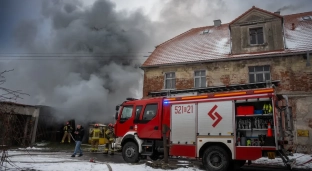 Duże zadymienie na ulicy Dzierżonia. Strażacy walczą z pożarem