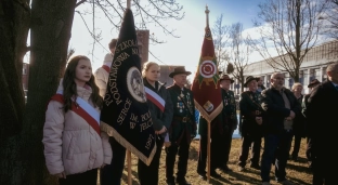 Uroczyste obchody pod pomnikiem. Mija 80. rocznica wyzwolenia niemieckiego obozu pracy [ZDJĘCIA]