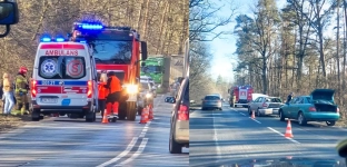 Zderzenie trzech samochodów na trasie Oława - Jelcz-Laskowice. Ruch odbywa się wahadłowo