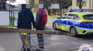 Szli sprzedać złom, który wcześniej ukradli. Zostali zatrzymani