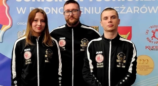 Zawodnicy LKS Polwicy Wierzbno z medalami
