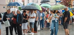 Deszcz ich nie zatrzymał! Mieszkańcy tłumnie przyszli po darmowe sadzonki