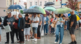 Deszcz ich nie zatrzymał! Mieszkańcy tłumnie przyszli po darmowe sadzonki