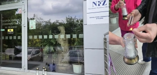 Znicze i minuta ciszy przed szpitalem w Oławie. Protest przeciw agresji wobec medyków