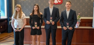 Rozdano Złote Koguty dla najlepszych uczniów z oławskich szkół podstawowych [ZDJĘCIA]