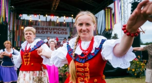 Kolorowe stroje, tańce i śpiewy, czyli Biskupicki Złoty Kłos [ZDJĘCIA]