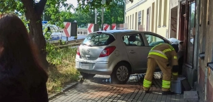 Zasłabł za kierownicą i uderzył w kamienicę. Tworzą się utrudnienia w ruchu