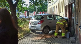 Zasłabł za kierownicą i uderzył w kamienicę. Tworzą się utrudnienia w ruchu