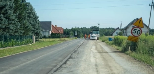 Remont ulicy Wójcickiej w Bystrzycy - trwa układanie nowej nawierzchni