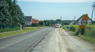 Remont ulicy Wójcickiej w Bystrzycy - trwa układanie nowej nawierzchni