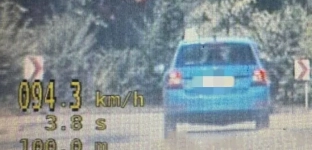 Młody kierowca stracił prawa jazdy za swoją szybką jazdę