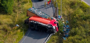 Ciężarówka przewróciła się na bok. Droga zablokowana