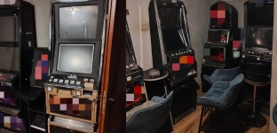 Osiem automatów do gier hazardowych w ukrytym pomieszczeniu hostelu