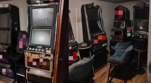 Osiem automatów do gier hazardowych w ukrytym pomieszczeniu hostelu