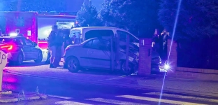 Samochód uderzył w ogrodzenie. Pasażerowie pijani, policja ustala kierowcę