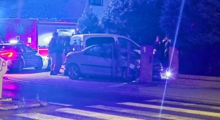 Samochód uderzył w ogrodzenie. Pasażerowie pijani, policja ustala kierowcę