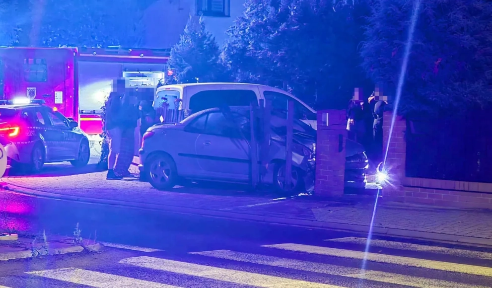 Samochód uderzył w ogrodzenie. Pasażerowie pijani, policja ustala kierowcę