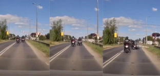 Uszkodzenie rogatek na ulicy Wiejskiej. Nagranie z kamerki samochodowej ujawnia szczegóły zdarzenia