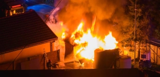 Duży pożar w Marcinkowicach. Spaliła się wiata i zbiorniki na paliwo [ZDJĘCIA]