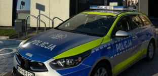 Kobieta przewróciła się na chodniku, pomogli jej przechodnie i policjant