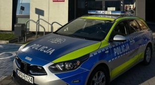 Kobieta przewróciła się na chodniku, pomogli jej przechodnie i policjant
