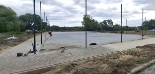 Trwa budowa boiska wielofunkcyjnego w Drzemlikowicach