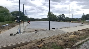 Trwa budowa boiska wielofunkcyjnego w Drzemlikowicach