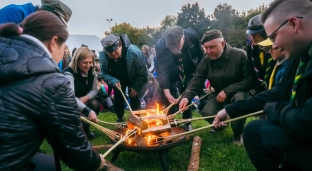 Harcerze z Oławy rozpoczęli Jubileuszowy Zlot od uroczystego ogniska