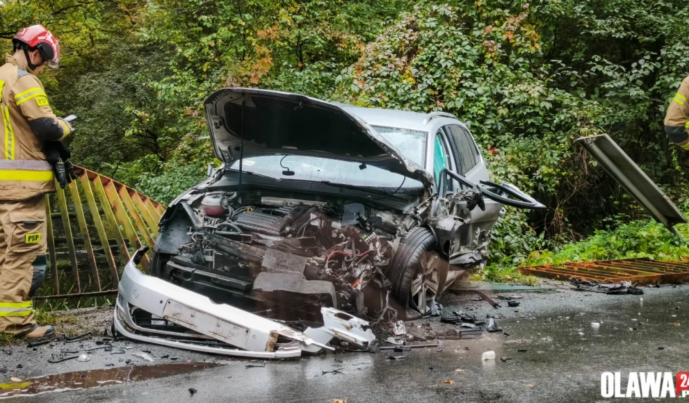 Wypadek w lesie. Są utrudnienia w przejeździe