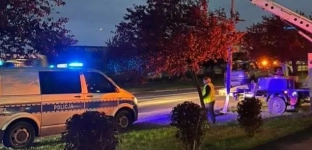 Zasnęła za kierownicą i uderzyła w latarnię
