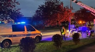 Zasnęła za kierownicą i uderzyła w latarnię