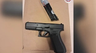 Pijany z bronią w ręku groził sąsiadowi. Policyjna interwencja na oławskim osiedlu