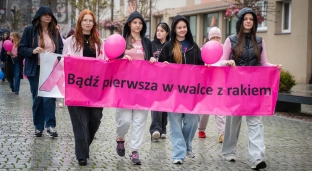 Chcą mówić o zdrowiu, odwadze i życiu. W Oławie przeszedł Marsz Różowej i Niebieskiej Wstążki [ZDJĘCIA]