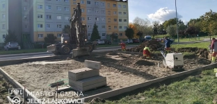 Trwa budowa węzła przesiadkowego przy PKP w Jelczu-Laskowicach