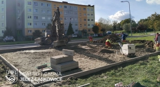 Trwa budowa węzła przesiadkowego przy PKP w Jelczu-Laskowicach