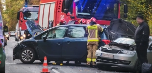 Zderzenie dwóch samochodów osobowych. Jedna osoba poszkodowana