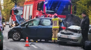 Zderzenie dwóch samochodów osobowych. Jedna osoba poszkodowana