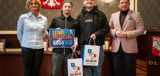 Zespół Meteroids odebrał nagrodę od burmistrza. To oni są zwycięzcami Letniej Sceny Muzycznej