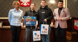 Zespół Meteroids odebrał nagrodę od burmistrza. To oni są zwycięzcami Letniej Sceny Muzycznej