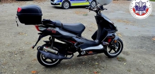 Jechał niezarejestrowanym skuterem z tablicami od innego pojazdu