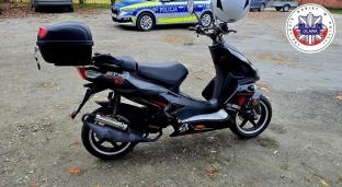 Jechał niezarejestrowanym skuterem z tablicami od innego pojazdu