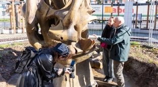 Trwają przygotowania do konserwacji rzeźby Tadeusza Tellera